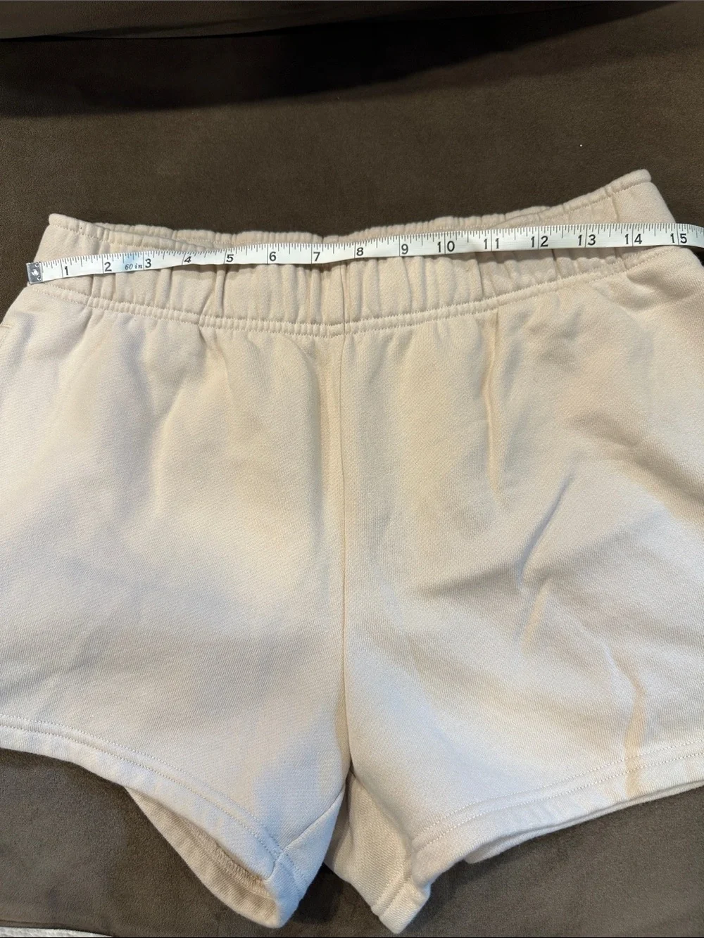 ALO Yoga Accolade Shorts in Macadamia Size M